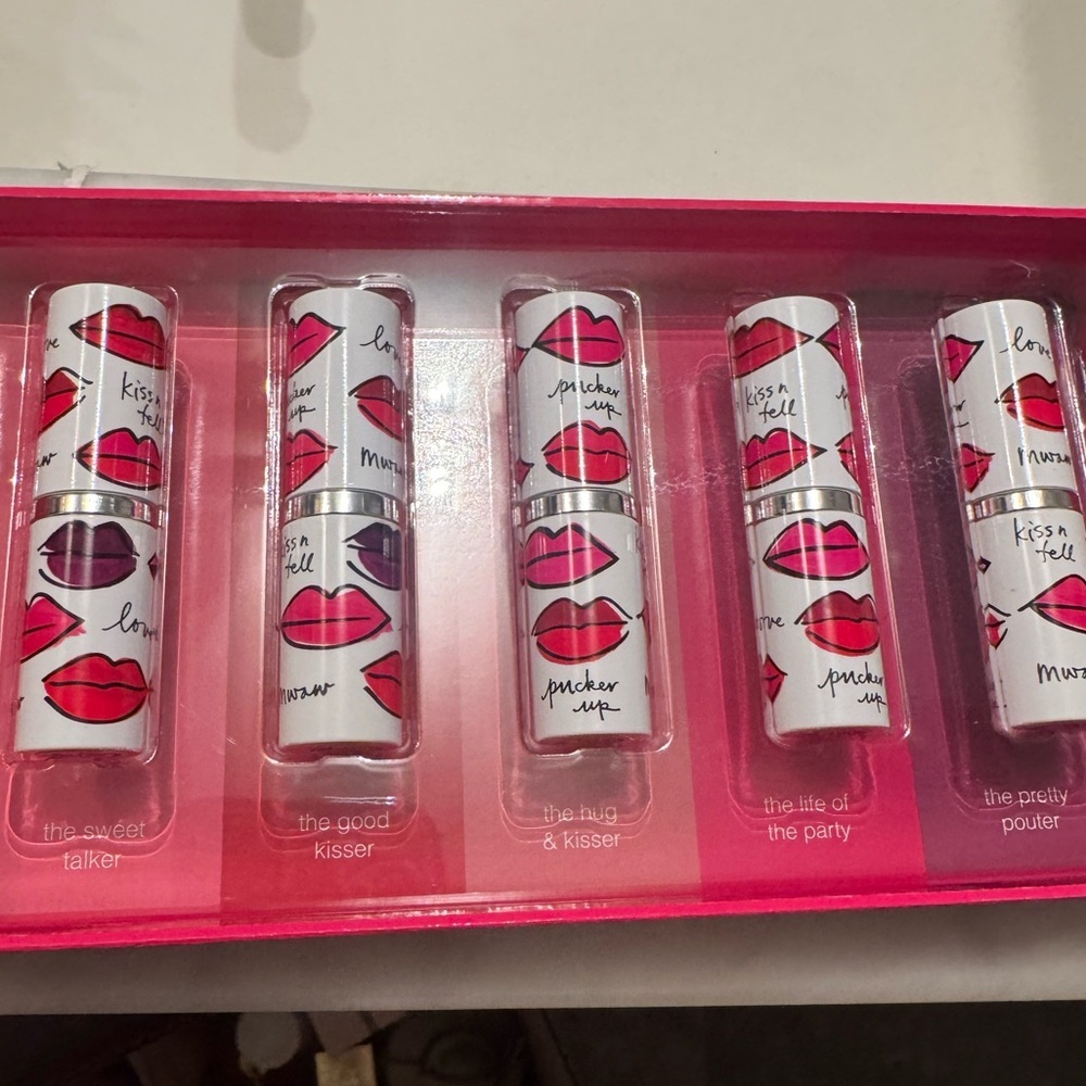 Clinique kiss lipstick set with 5 limited edition lipsticks new in box